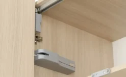 Drehtürenschrank mit Beleuchtung